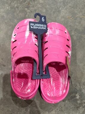 Rugged Shark clogs woman’s size 6 (runs big)